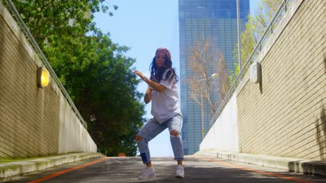 Joven-Bailarina-Practicando-Danza-En-Carretera-Asfaltada-En-La-Ciudad-4k