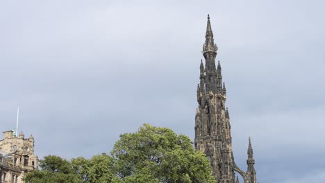 la mitad superior del monumento scott, jardines de la calle princess, edimburgo, escocia