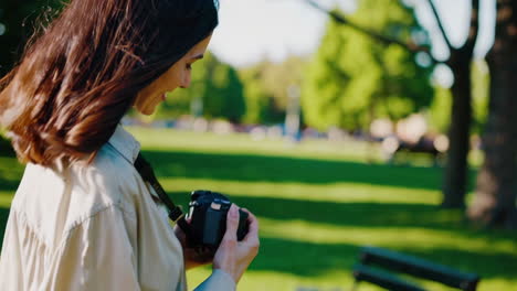 mujer tomando fotos en un parque