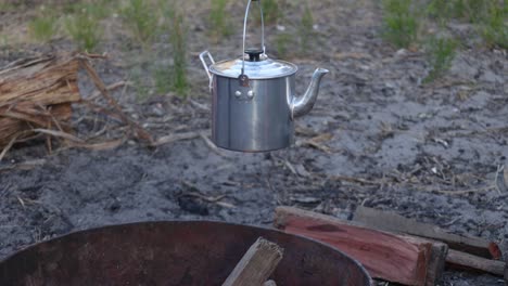 Eine-Nahaufnahme-Eines-Traditionellen-Australischen-Billy,-Der-über-Dem-Lagerfeuer-Kocht