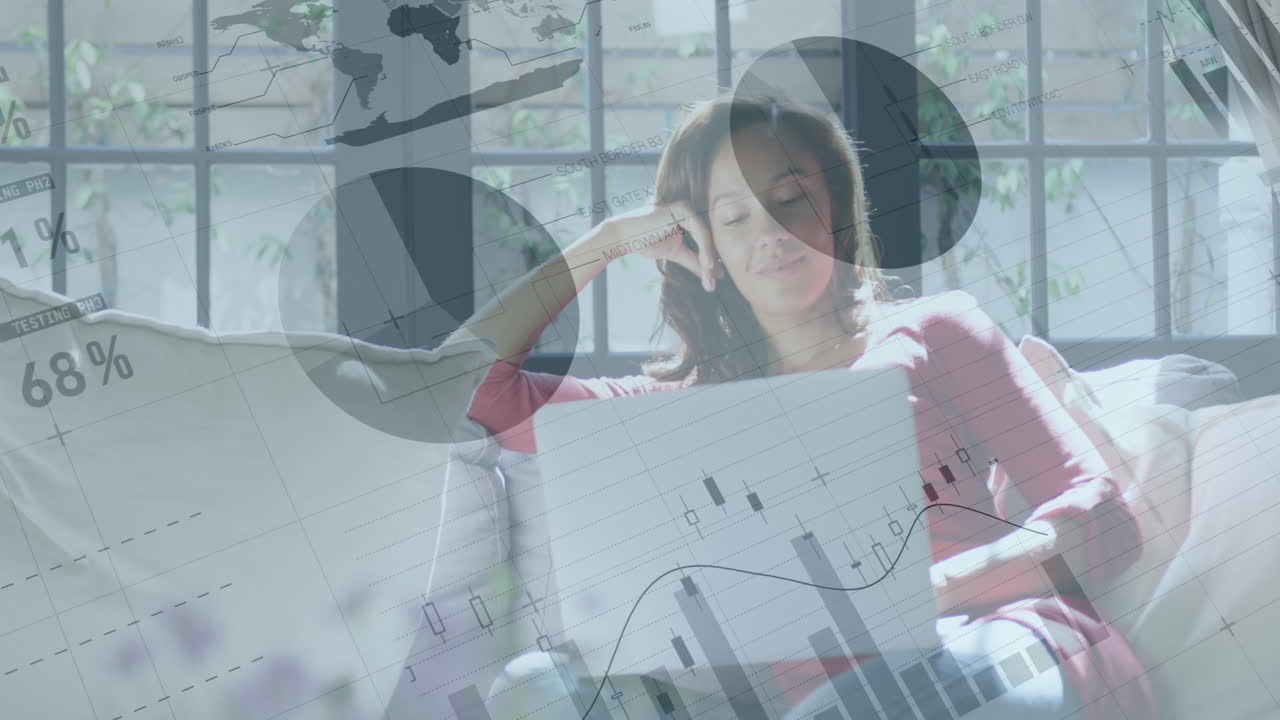 집에서 노트북을 사용하는 여성에 대한 금융 데이터 처리 애니메이션