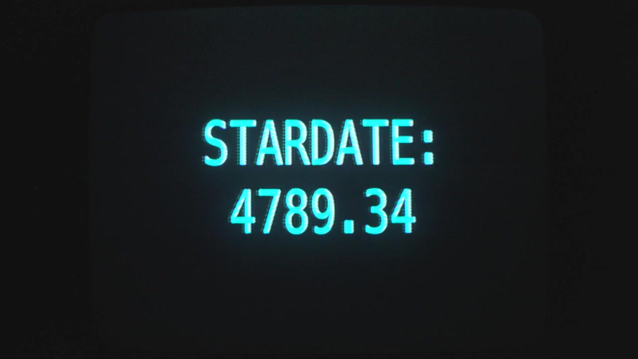 Script di codice visualizzato su sfondo nero su monitor di computer.
