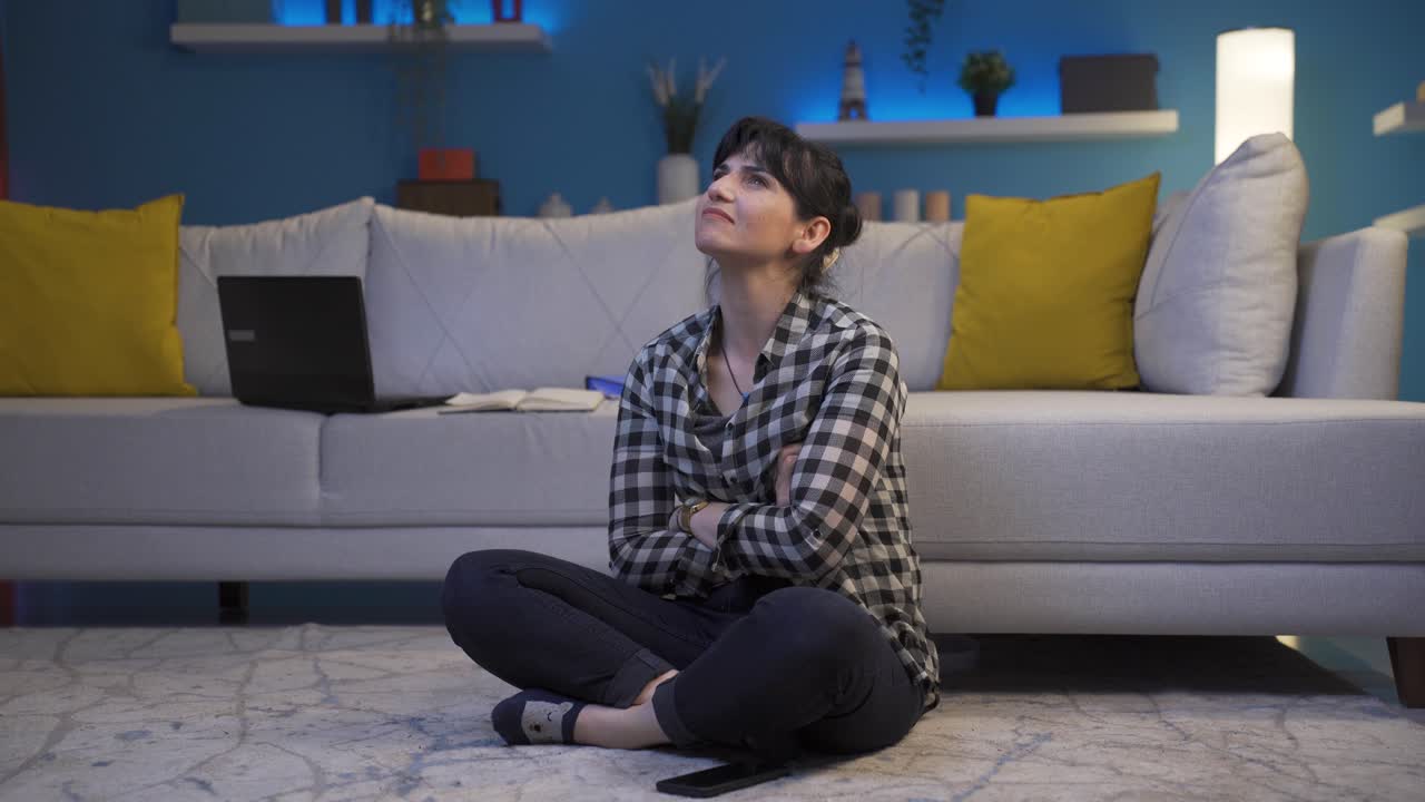 la mujer pesimista está confundida en casa.