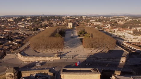 parque du peyrou durante el vuelo matutino de aviones no tripulados en invierno. montpellier