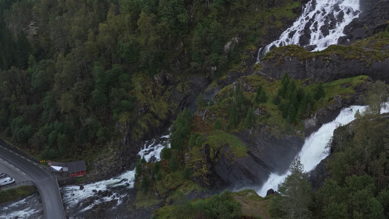 Vodopád Latefossen protékající drsnou norskou krajinou.