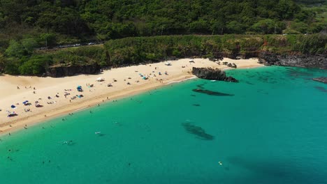 Aerial-view-of-Waimea-Bay-in-the-summer-time,-on-the-Island-of-Oahu,-Hawaii