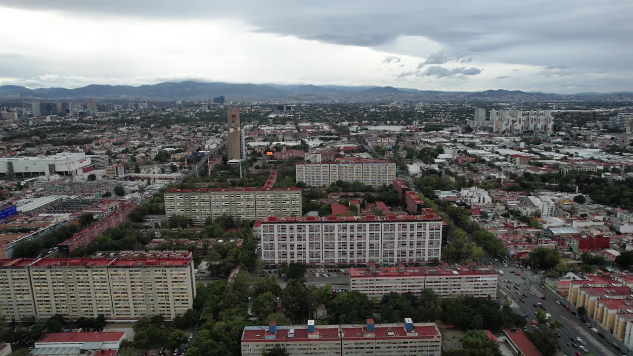 foto del complejo de viviendas de tlatelolco en la ciudad de méxico durante una tormenta