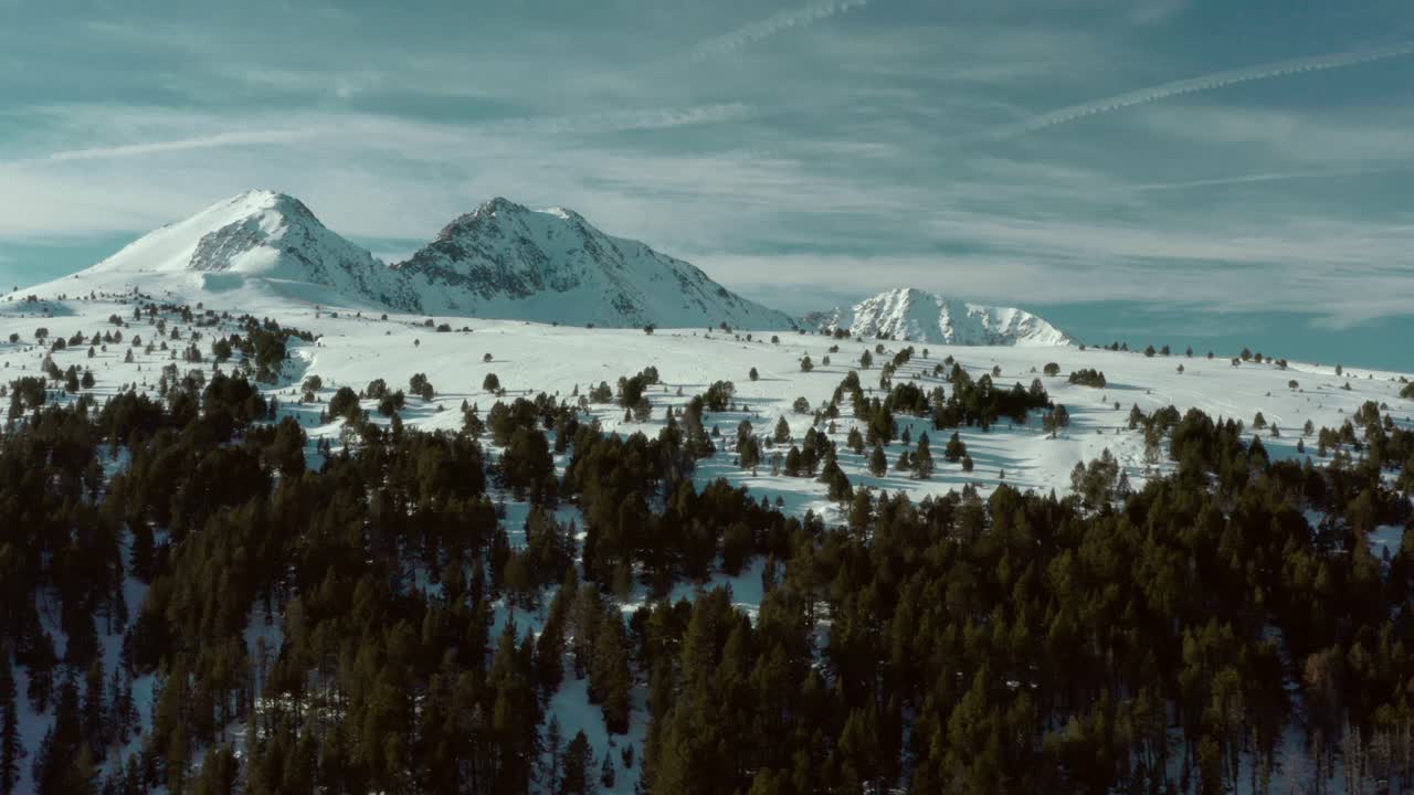 montaña de la estación de esquí de pas de la casa en los pirineos de andorra, paisaje aéreo de invierno