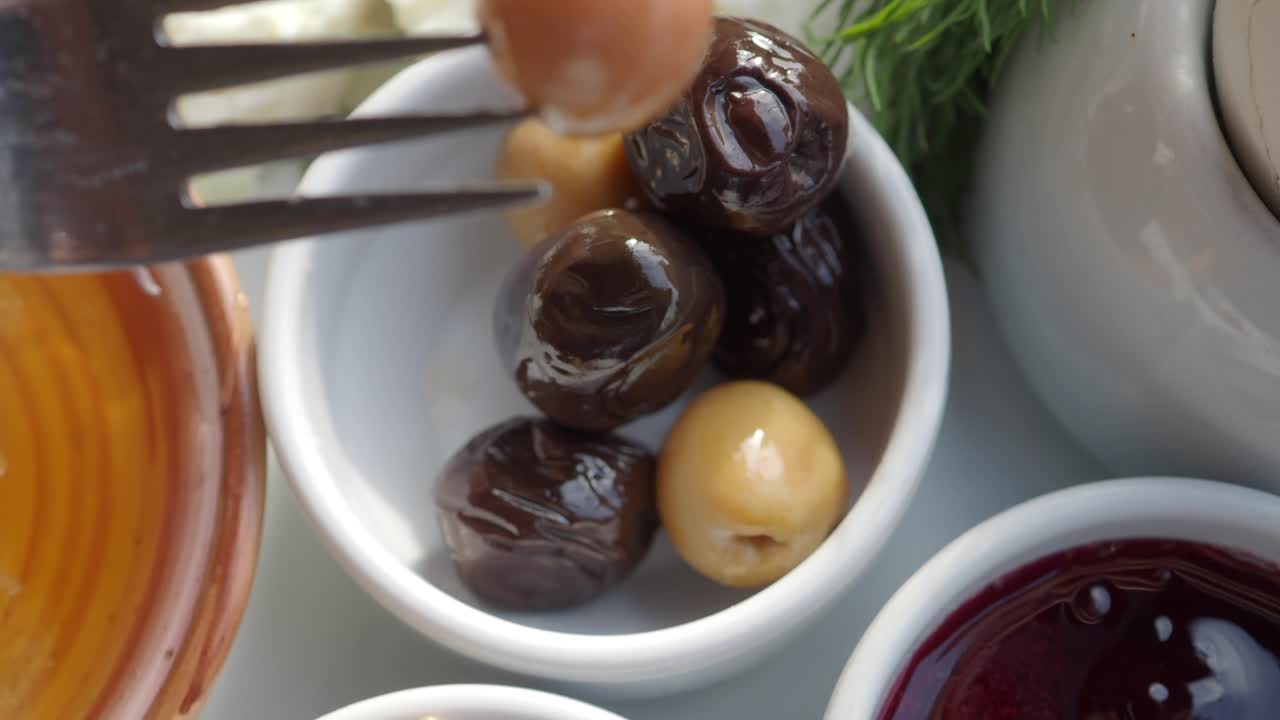 primer plano de aceitunas en un plato de desayuno turco