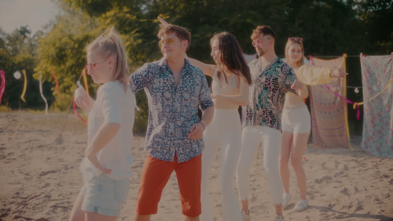 무관심 한 남녀 친구 들 이 음악 에 따라 춤 을 추고