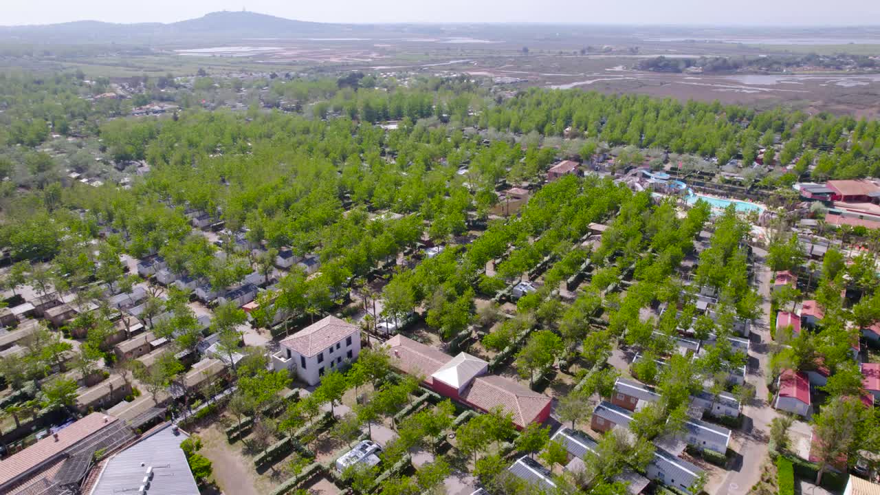 空中: フランス、マルセイユのバンガロー宿泊施設でのキャンプ