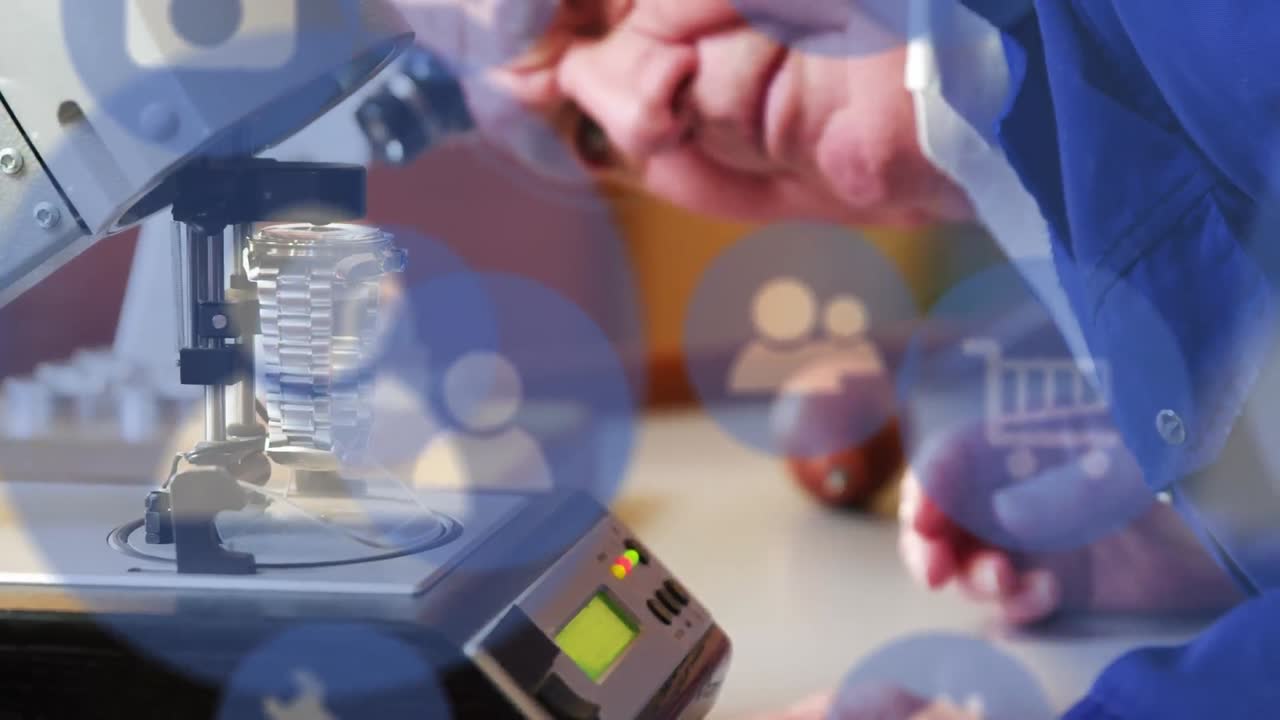 animación de iconos tecnológicos sobre las manos de un hombre caucásico de alto nivel limpiando el reloj
