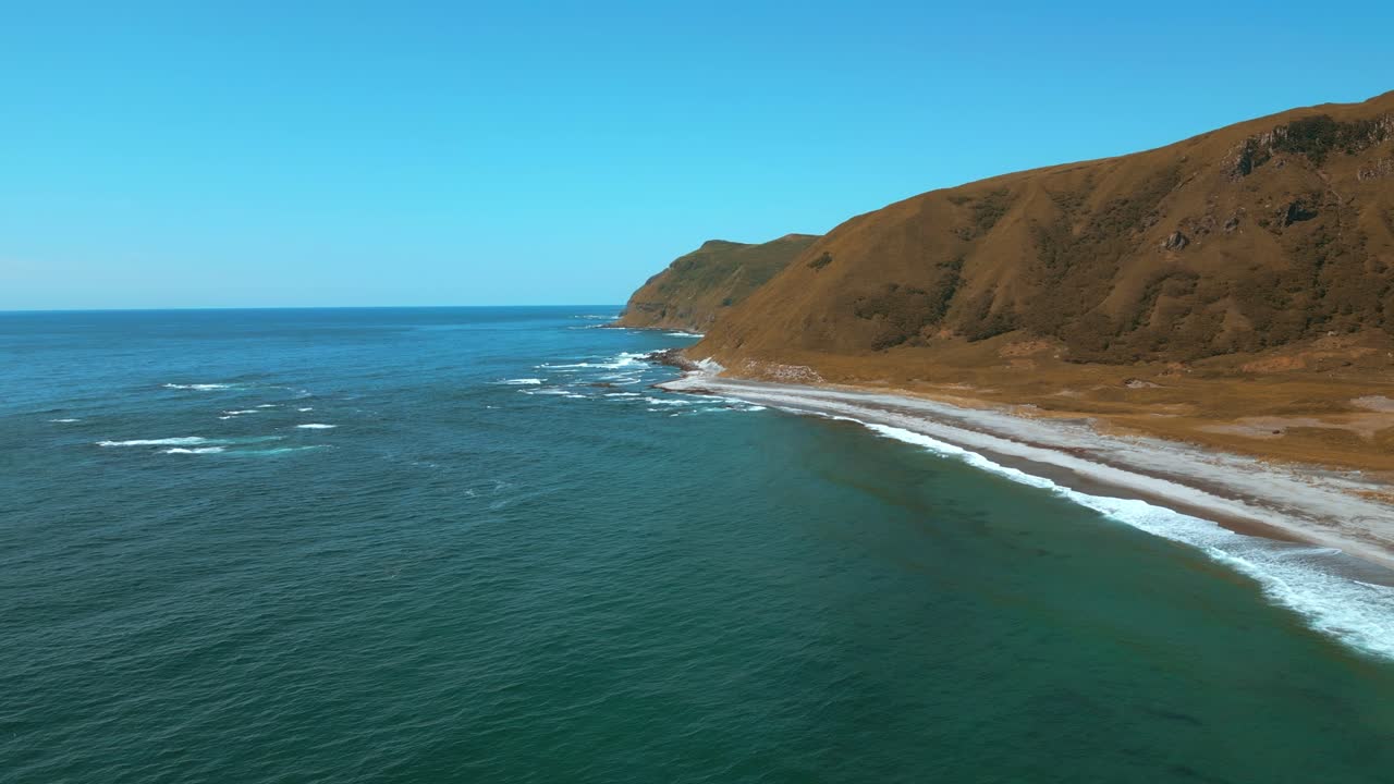 바위 절벽과 파도가 있는 해안 풍경
