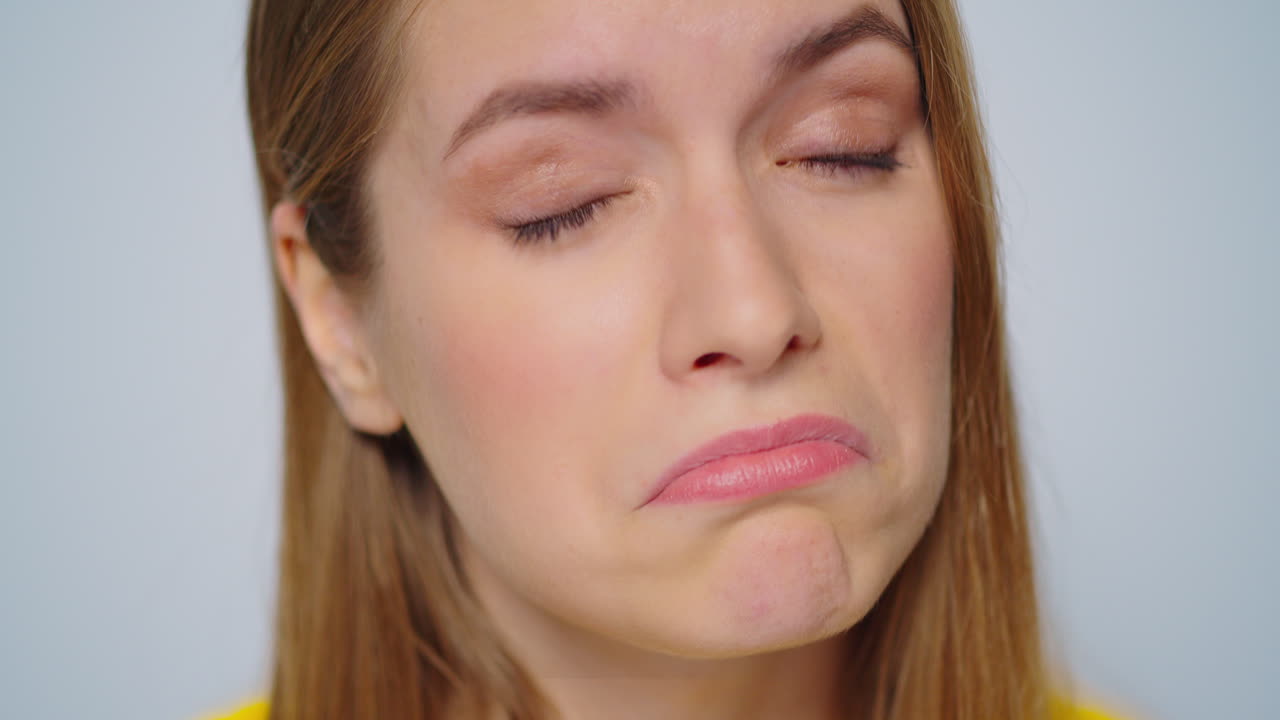 retrato de una mujer dudosa agitando la cabeza en el estudio. una chica crítica se siente molesta.