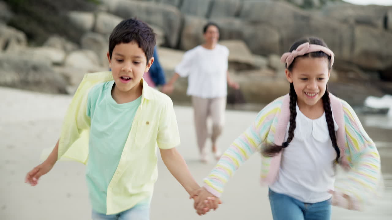 할아버지, 할머니, 손자손녀들이 해변에서 즐겁게 지내고 있습니다.