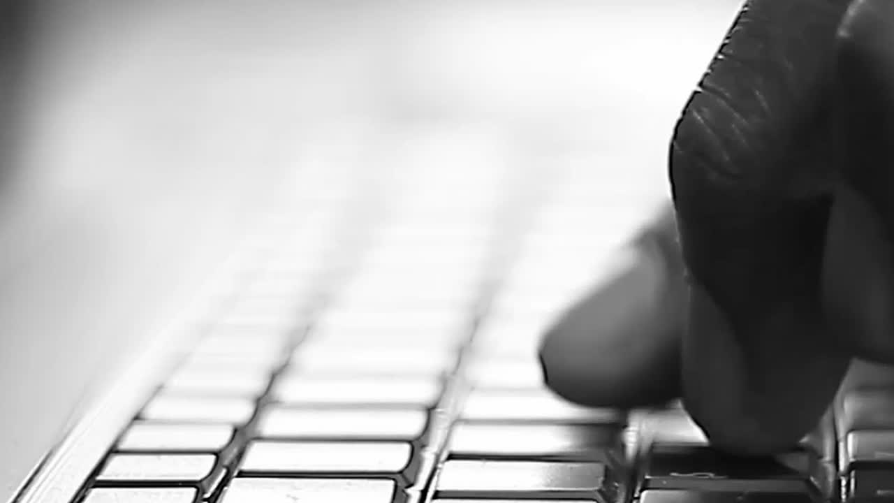 mengetik di keyboard laptop membayar tagihan di kantor bekerja dari rumah dengan orang-orang video stok rekaman stok