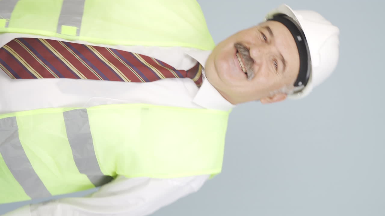 vídeo vertical del viejo ingeniero bailando.