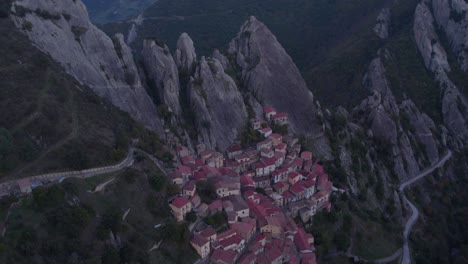 Oberhalb-Von-Castelmezzano-Schönes-Bergdorf-Im-Italienischen-Dolomiti,-Antenne