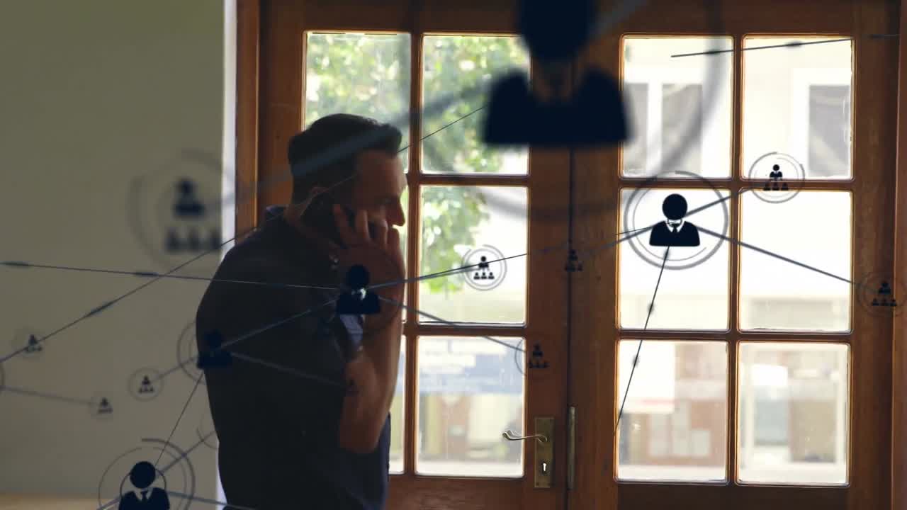 스마트 폰으로 이야기하는 사업가에 대한 아이콘과 연결 네트워크의 애니메이션