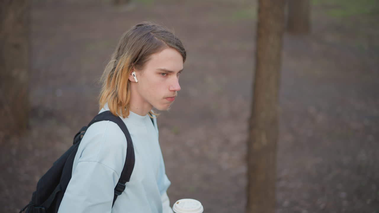 excursión por un bosque independiente, aventurero solitario en un bosque sin hojas, excursionista solitario explorando una zona de árboles desolada, un individuo atravesando bosques áridos sin ayuda ni compañía