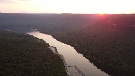 Río-Tennessee-Cerca-De-Chattanooga,-La-Descarga-De-La-Instalación-De-Almacenamiento-Por-Bombeo-Y-La-Estación-De-Bombeo-Que-Alimentan-El-Embalse-De-Raccoon-Mountain