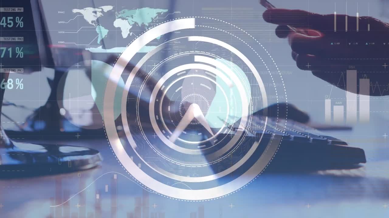 animación del reloj, interfaz infográfica sobre manillas recortadas usando escritorio y teléfonos inteligentes en la oficina.