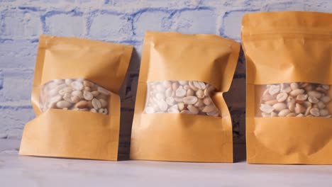 cacahuetes pelados en un paquete de papel en la mesa