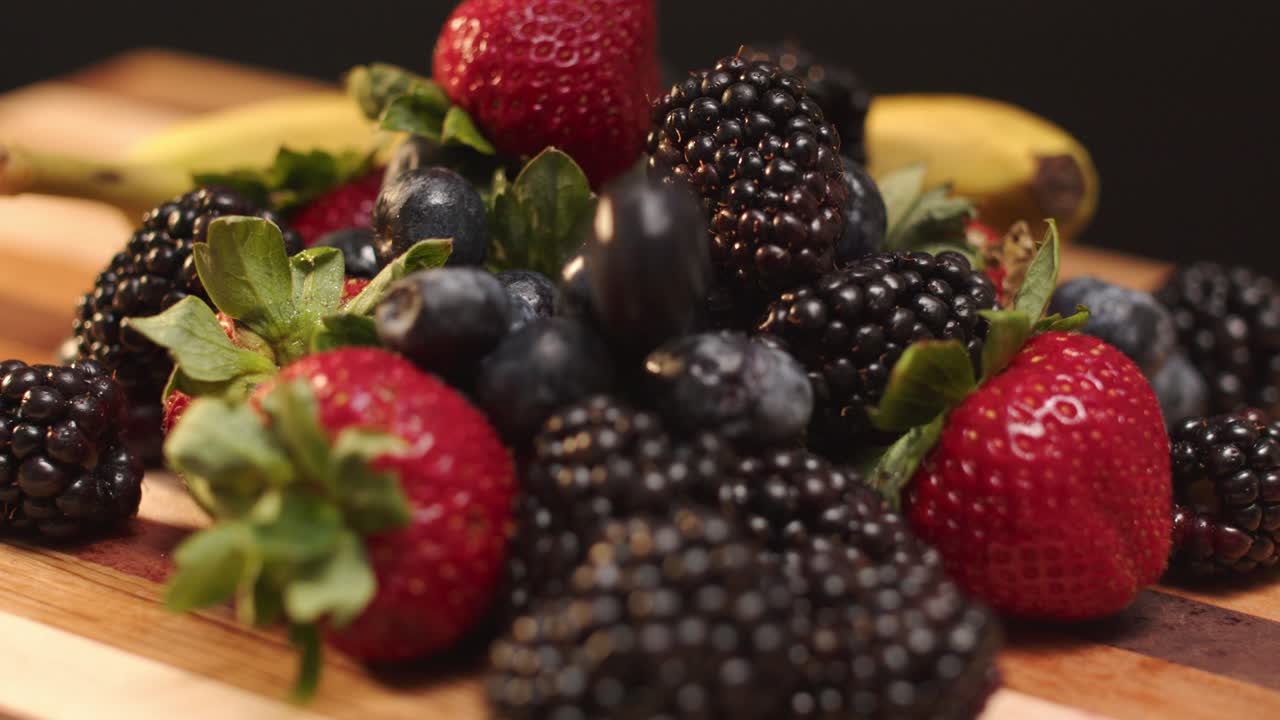 Frutta fatta cadere su un tagliere pieno