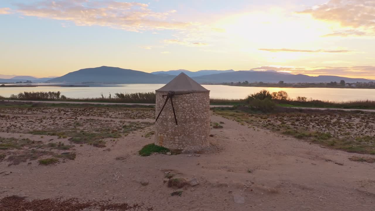 Letecký záběr pobřežních větrných mlýnů ve zlatém světle, Lefkada, Řecko
