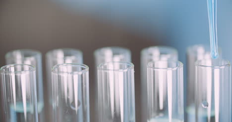 un primer plano extremo de un científico que usa una pipeta en el laboratorio 2