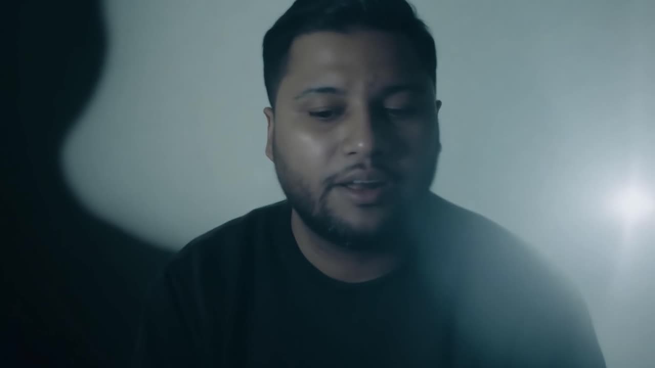 cantante actuando en un estudio de grabación