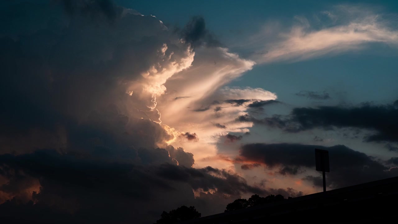 Zeitrafferaufnahme eines sich bildenden Kumulonimbus-Sturms bei Sonnenuntergang.