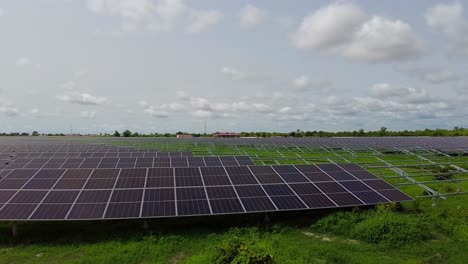 Planta-De-Energía-Fotovoltaica-En-Construcción-Vista-Panorámica-De-La-Instalación-De-Paneles-Solares-En-Jambur-Gambia-África-En-Nawec-Tbea