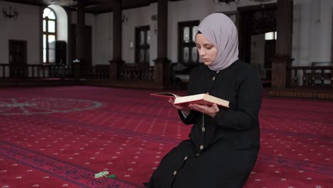 Muslim-Girl-Praying-In-Mosque