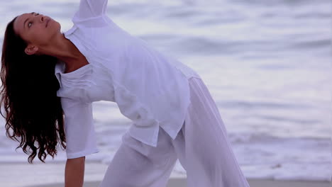 Mujer-Practicando-Yoga-Y-Estirándose-En-La-Playa