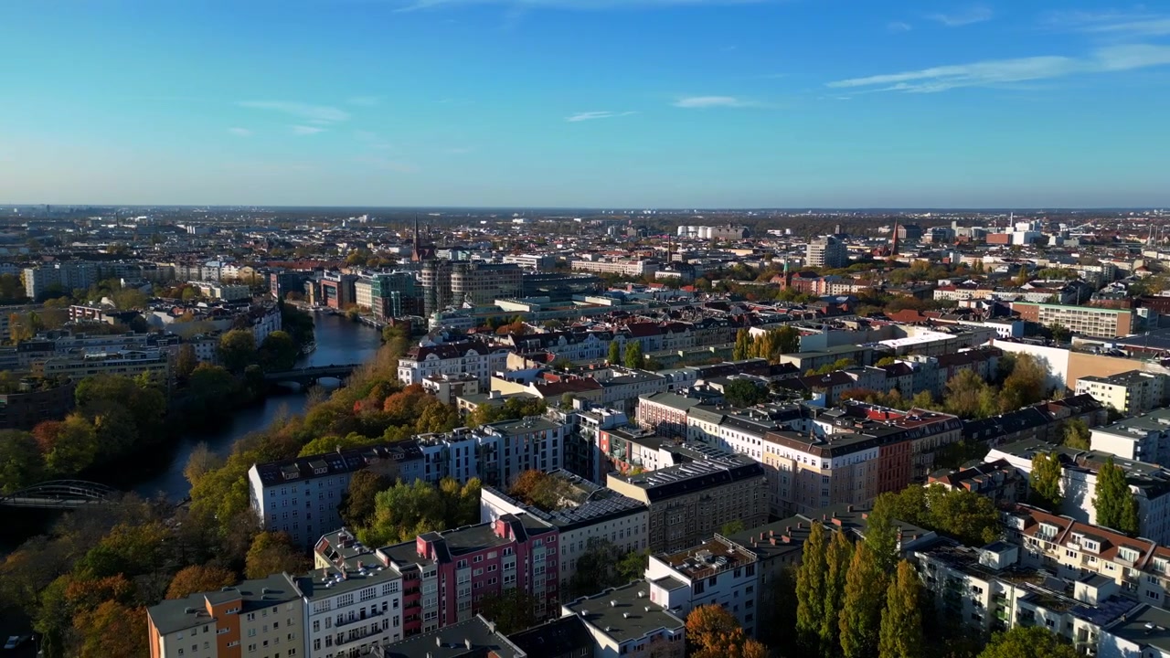 Landwehrkanal i Berlin, Tyskland, omgivet af bygninger og efterårstræer på en solrig dag. Bedste luftfoto med droneflyvning og rotation til venstre.