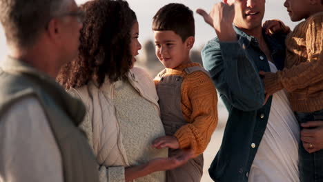 Liebe,-Reisen-Und-Große-Familie-Am-Strand