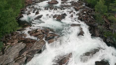Luonosjahka-Fluss-In-Der-Nähe-Des-Polarkreises,-Von-Oben-Gesehen