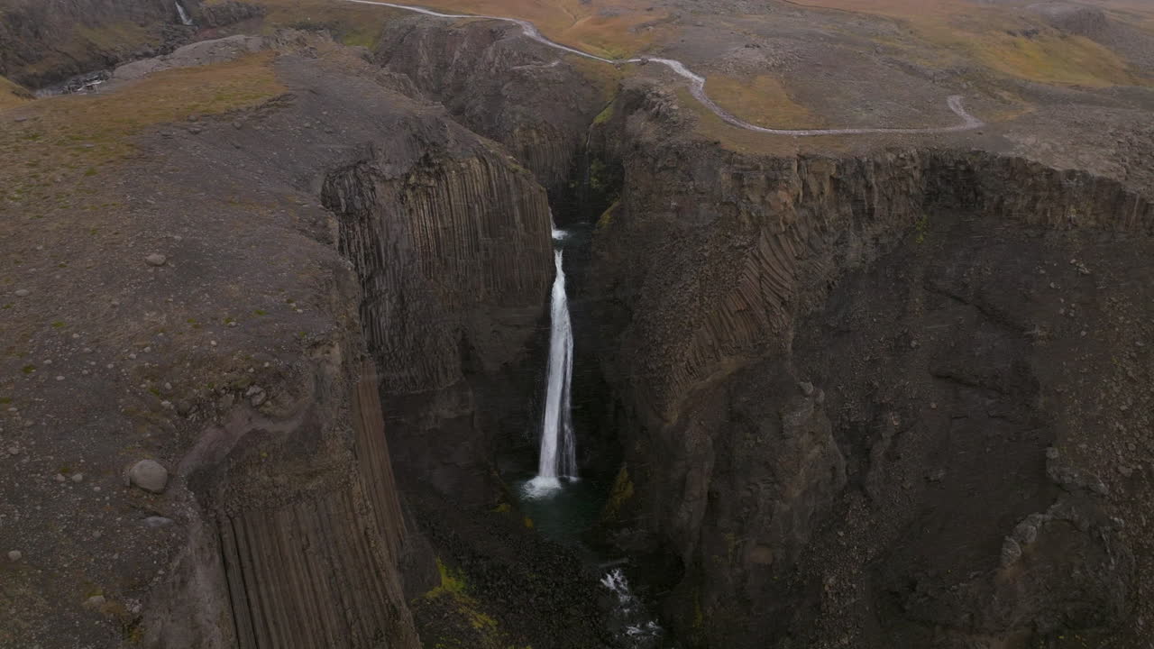 la cascada de litlanesfoss en islandia durante las nevadas - fotografía aérea de un dron