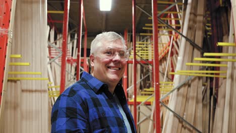 zimmermann bei der arbeit in der holzwerkstatt