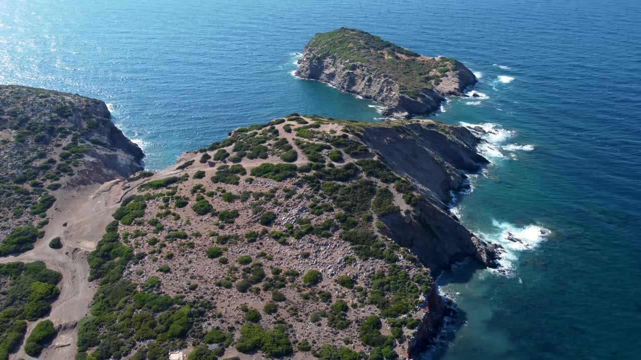 숲과 산책로, 태양과 하늘로 둘러싸인 해변을 때리는 파도와 함께 크레타 섬의 해안