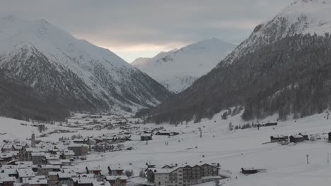 Impresionante-Vídeo-Con-Drones-De-Los-Alpes-De-Livigno:-Picos-Nevados,-Ciudad-Y-Pueblo-De-Montaña,-Ideal-Para-Anuncios-Turísticos-Y-De-Invierno-De-Alta-Calidad.