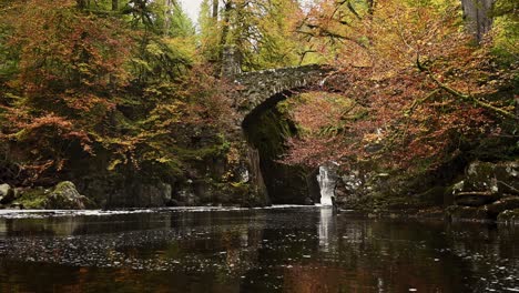 Schöne-Herbstszene-In-Der-Einsiedelei,-Dunkel-In-Den-Schottischen-Highlands---Statische-Aufnahme