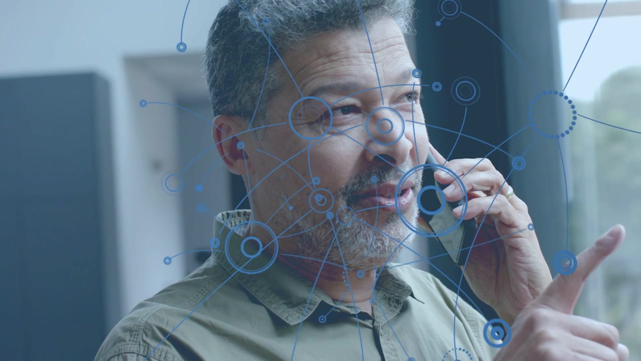 Recevant un appel, un homme parlant au téléphone, pointant du doigt tandis qu'une superposition bleue s'étend pour afficher des données réseau.