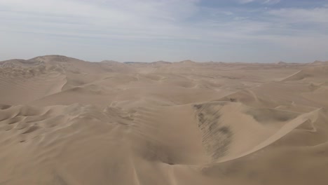 antena: bellas dunas artísticas de arena del desierto se extienden hasta el horizonte lejano