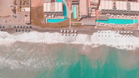 Drohne-Fliegt-über-Hotel-Und-Strand