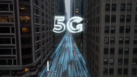 5g-Digitalschild-über-Einer-Stadtstraße-Mit-Lichtspuren-Zwischen-Hochhäusern