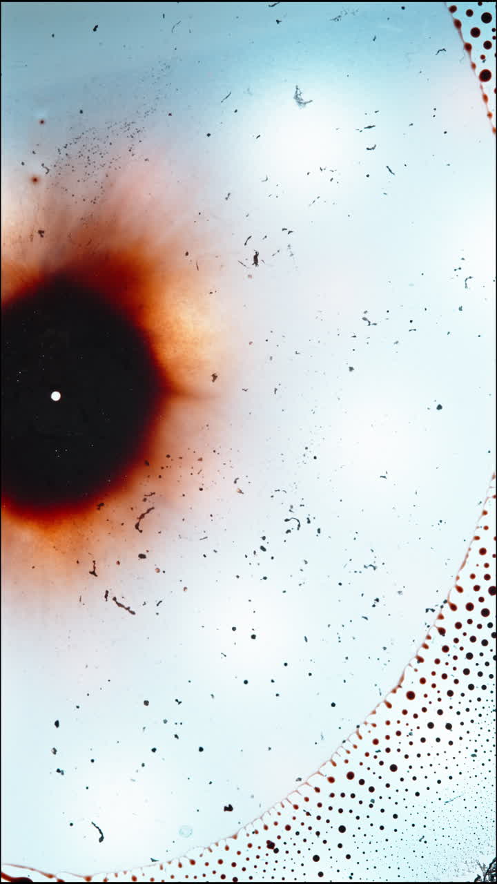 Liquidi colorati si fondono in una vista macro verticale ipnotizzante