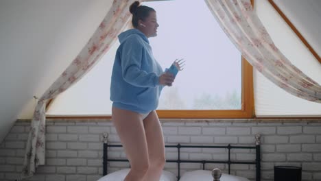 mujer bailando en el dormitorio