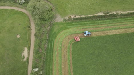 Irische-Landwirtschaft,-Grasmähen-Im-Winter,-Wexford,-Irland